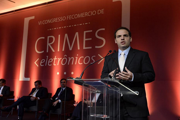Marco Civil e Lei Carolina Dieckmann são avanços na legislação brasileira Marco Civil e Lei Carolina Dieckmann são avanços na legislação brasileira